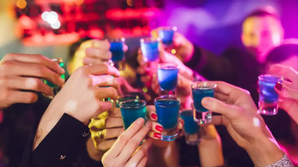 Alcohol y jóvenes: por qué expertos proponen subir impuestos a las bebidas