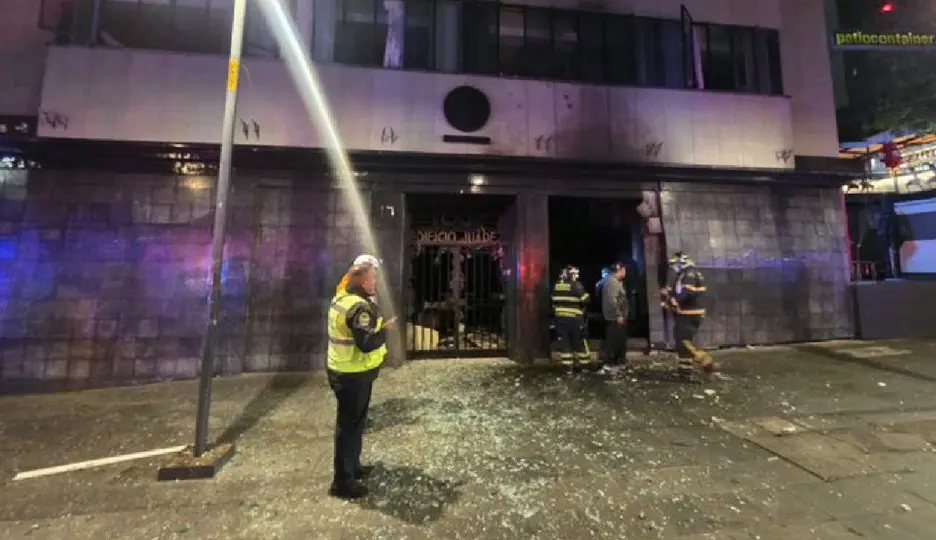 Bomberos atendieron el incendio en un inmueble frente a la Alameda Central / RRSS