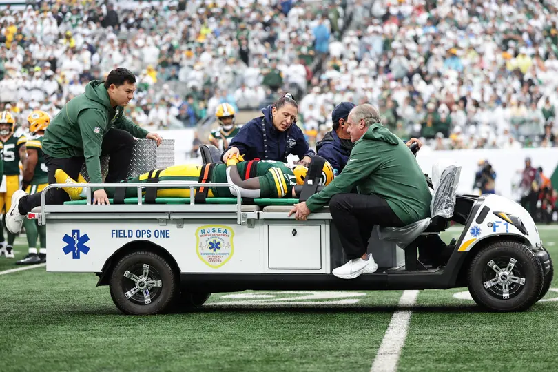 Jayden Reed siendo atendido tras su lesión en un partido de la NFL l AP
