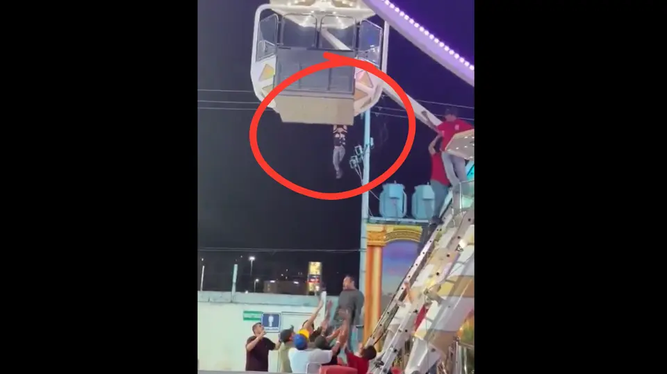 El menor quedó suspendido de una de las canastillas de la rueda de la fortuna en la Feria de Torreón. / RS