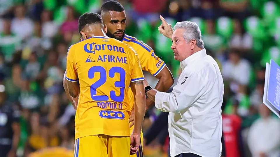 Victor Manuel Vucetich dando indicaciones a Jaoquim y a Rómulo | MEXSPORT