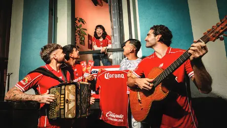 Club Corona reúne a figuras de la Liga MX para llevar serenata a los aficionados