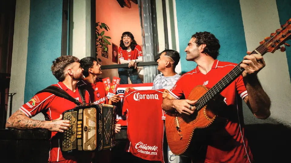 Club Corona reúne a figuras de la Liga MX para llevar serenata a los aficionados