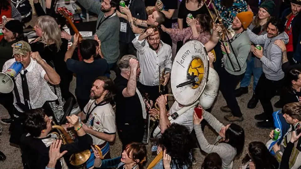Hablar de Lemon Bucket Orkestra, es sinónimo de baile y mucha fiesta / Especial
