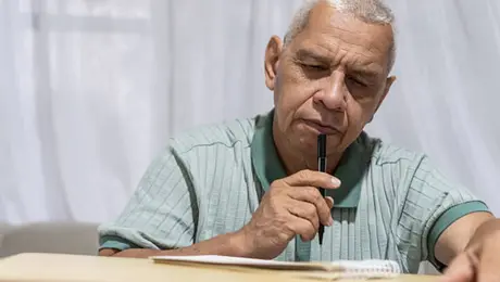 Escribir a mano mejora la memoria y ayuda a retener información, según la psicología