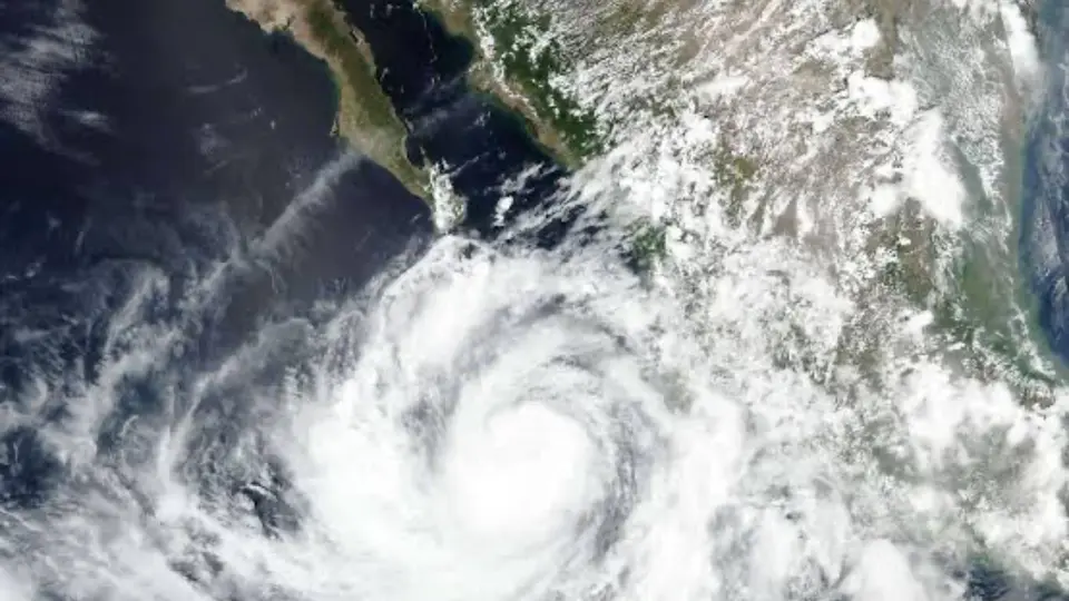 Rachel registra vientos máximos sostenidos de hasta 155 kilómetros por hora y se desplaza hacia el oeste-noroeste / Zoom Earth