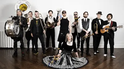 ENTREVISTA / Lemon Bucket Orkestra llega a México con sonidos balcánicos y pero con un toque más mexa