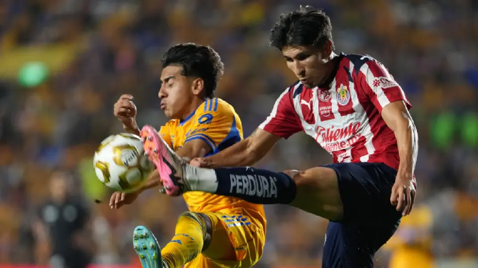 Miguel Tapias con Chivas en juego contra Tigres | IMAGO7