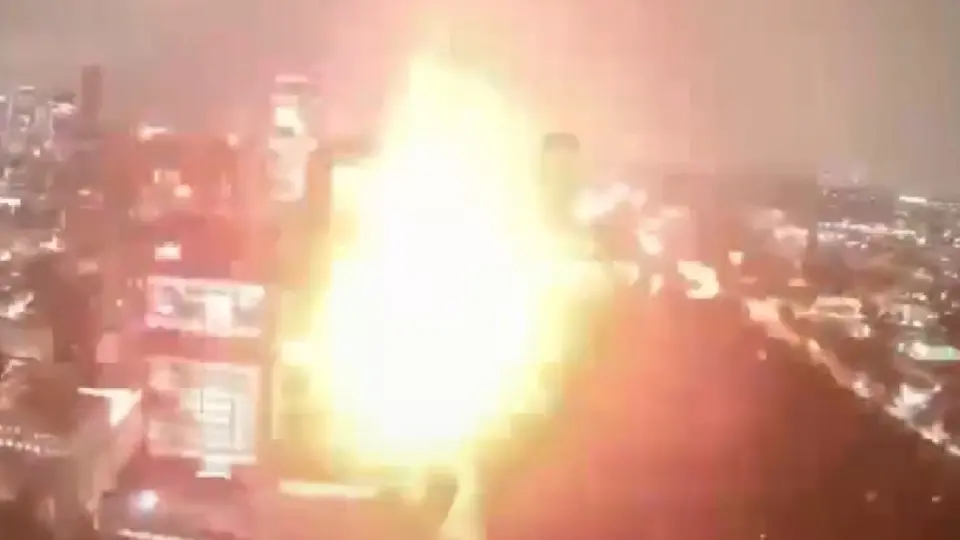 VIDEO: Explota transformador en Avenida Juárez y sacude Centro Histórico de CDMX