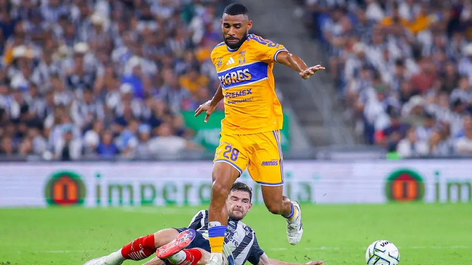 Joaquim Pereira enfrentándose a Rayados en el Clausura 2026 | MEXSPORT