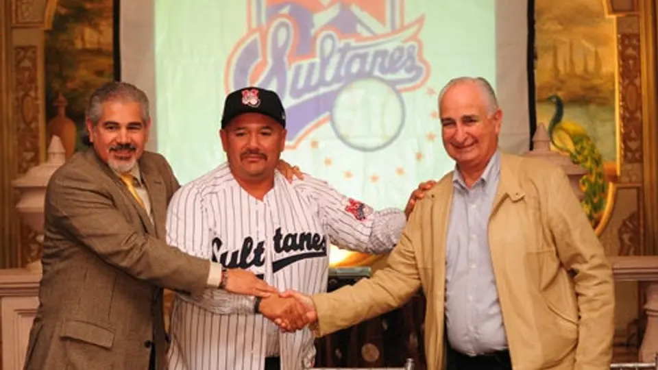 Presentan a Enrique Che' Reyes con Sultanes
