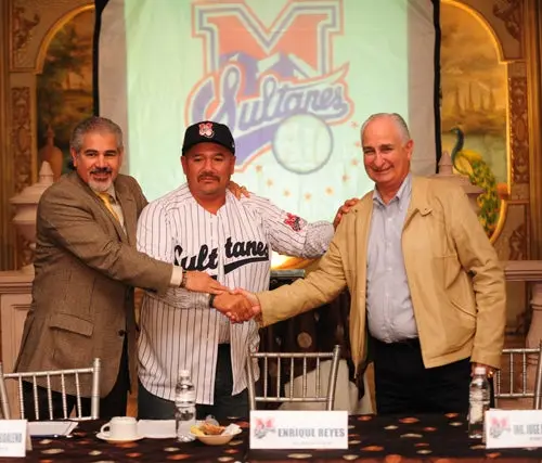 Presentan a Enrique Che' Reyes con Sultanes