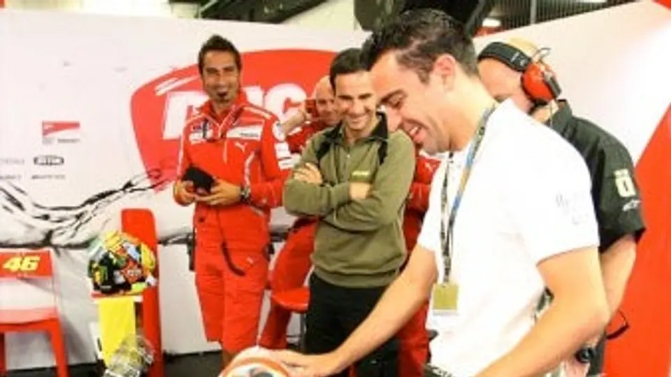 Valentino Rossi se rinde a los pies de Xavi Hernández