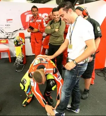 Valentino Rossi se rinde a los pies de Xavi Hernández