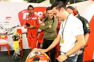 Valentino Rossi se rinde a los pies de Xavi Hernández