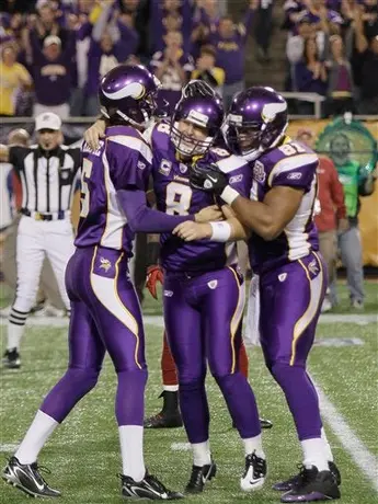 Favre despierta y con gran regreso Vikingos vencen 27-24 a Cardenales