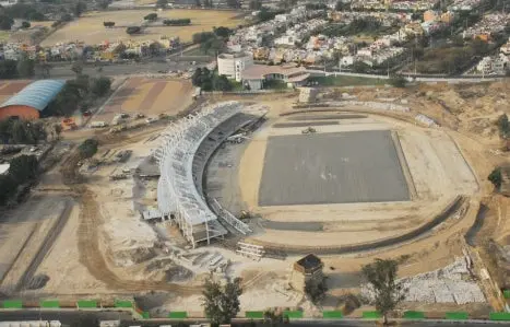 Reconocen retraso en la construcción del Estadio de Atletismo