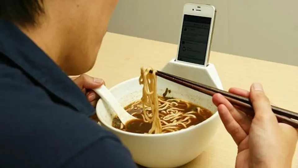 Fácil forma de comer sin dejar tu celular