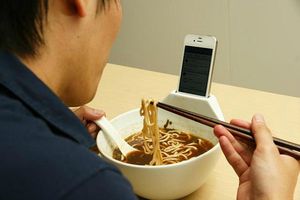 Fácil forma de comer sin dejar tu celular