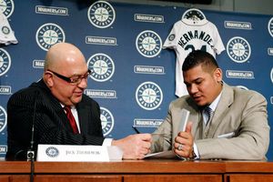 Félix Hernández firma contrato millonario con Marineros