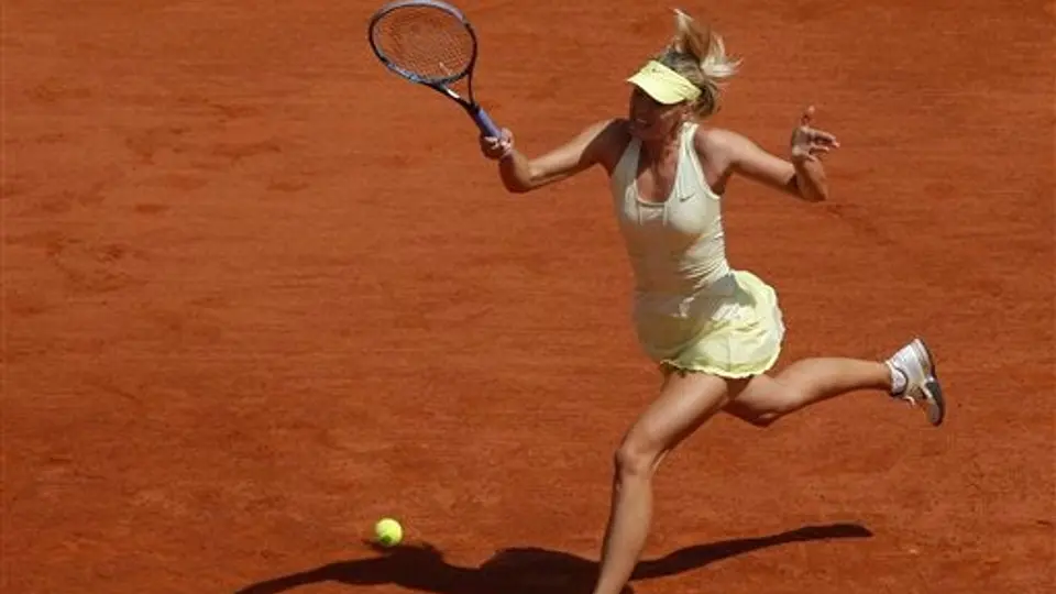 Sharapova y Clijsters avanzan con autoridad en París