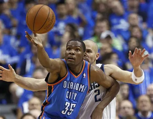 Thunder le gana a Mavericks y empata la serie