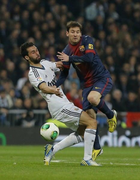 Messi y Arbeloa buscando mantener el balón | AP