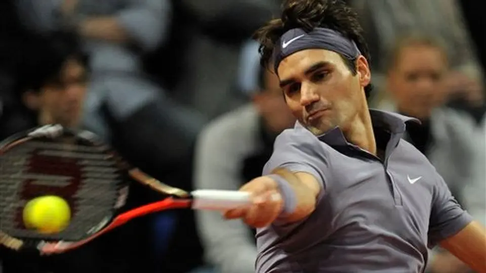 Federer inicia con victoria en Basilea tras retiro de Dolgopolov
