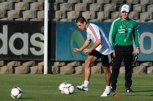 Chicharito ensaya disparo a balón parado, Chepo al pendiente | MEXSPORT