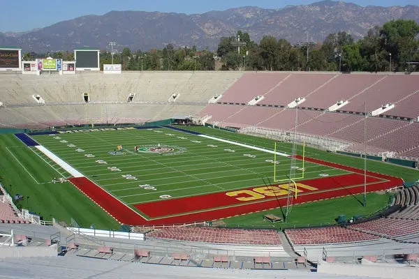 El Rose Bowl es un estadio ubicado en la ciudad de Pasadena y tiene una capacidad de 92.542 espectadores | FOTO: ESPECIAL