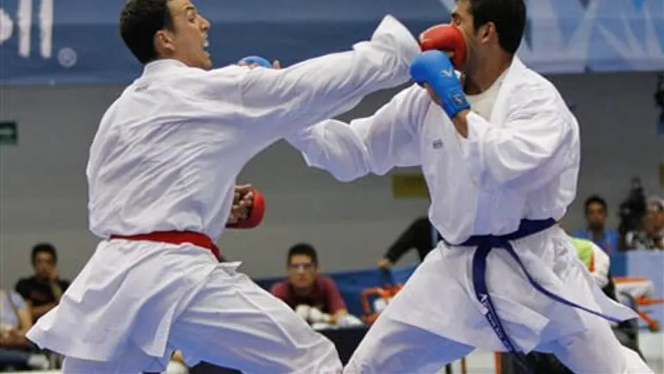 Alberto Ramírez gana plata en karate para México