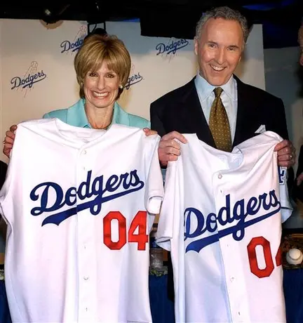 La MLB asume la administración de los Dodgers