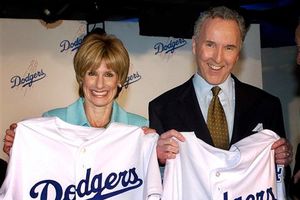 La MLB asume la administración de los Dodgers