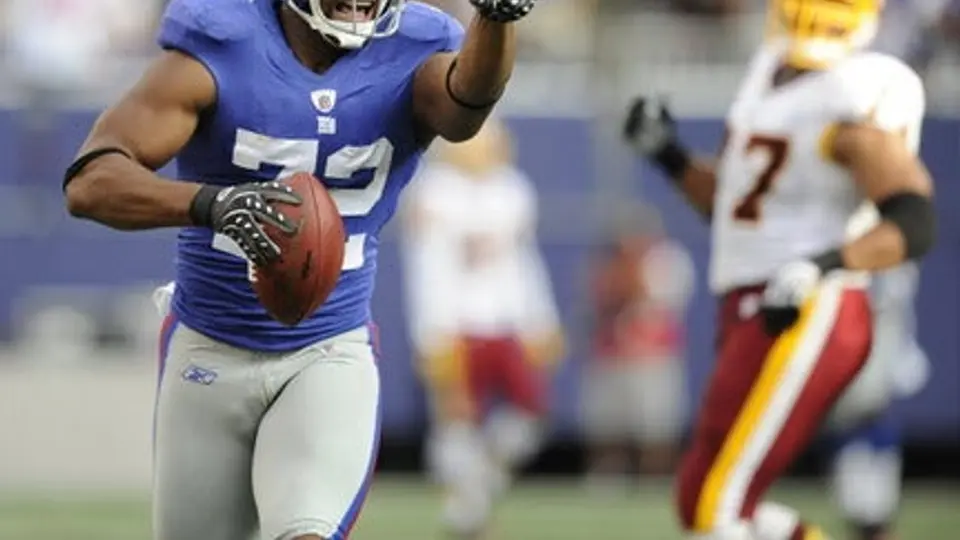 NFL multa a Osi Umenyiora con 10 mil dólares por rudeza innecesaria