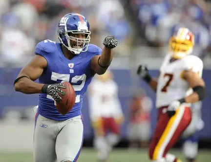 NFL multa a Osi Umenyiora con 10 mil dólares por rudeza innecesaria