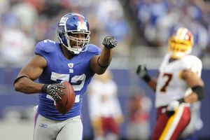 NFL multa a Osi Umenyiora con 10 mil dólares por rudeza innecesaria