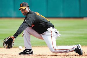 Édgar Rentería firma con los Rojos por un año