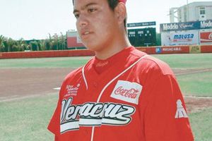 Luis Heredia trabaja en sus lanzamientos con Bradenton