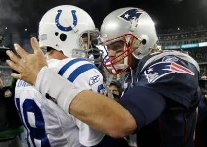 Brady y Manning, casos opuestos en la temporada