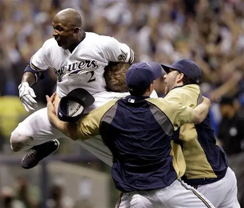 Milwaukee avanza a la Serie de Campeonato; derrota 3-2 a Arizona