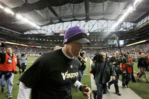 Brett Favre presentaría papeles de retiro a la NFL