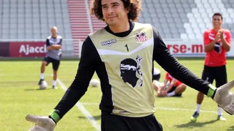 Guillermo Ochoa es felicitado por la cantante Alizée