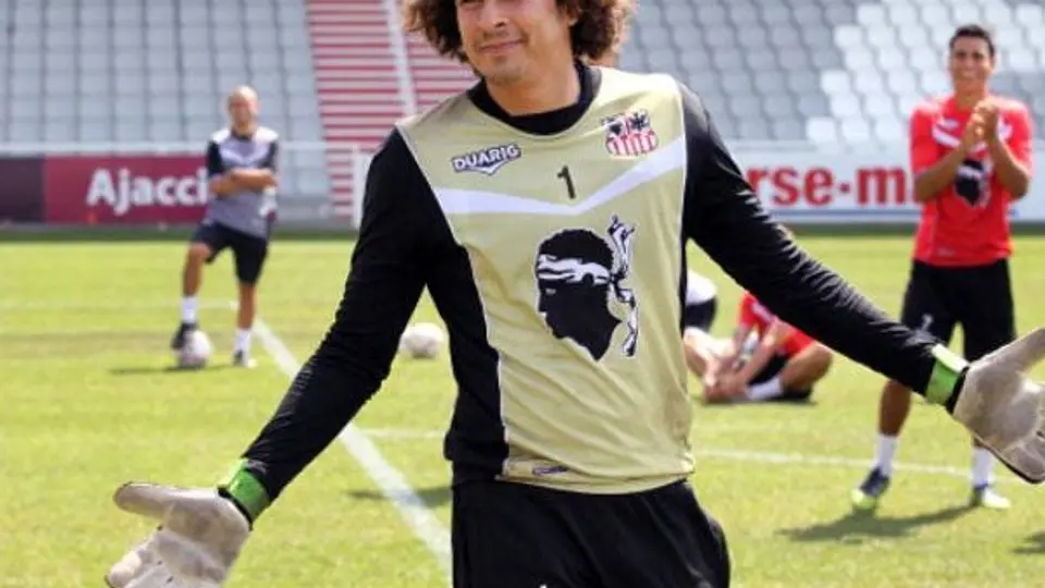 Guillermo Ochoa es felicitado por la cantante Alizée