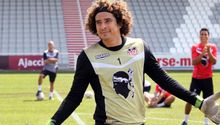 Guillermo Ochoa es felicitado por la cantante Alizée