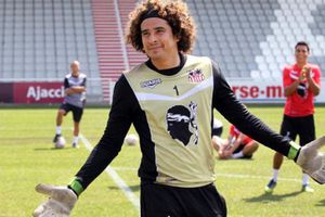Guillermo Ochoa es felicitado por la cantante Alizée
