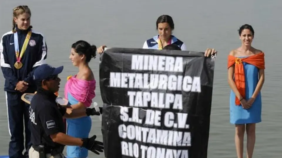 Ecologista interrumpe la entrega de medallas en canotaje