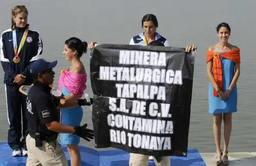Ecologista interrumpe la entrega de medallas en canotaje