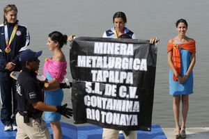 Ecologista interrumpe la entrega de medallas en canotaje