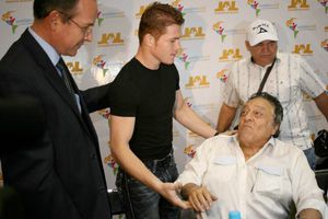 Canelo podría con Pacquiao hasta con una sola mano: Sulaimán