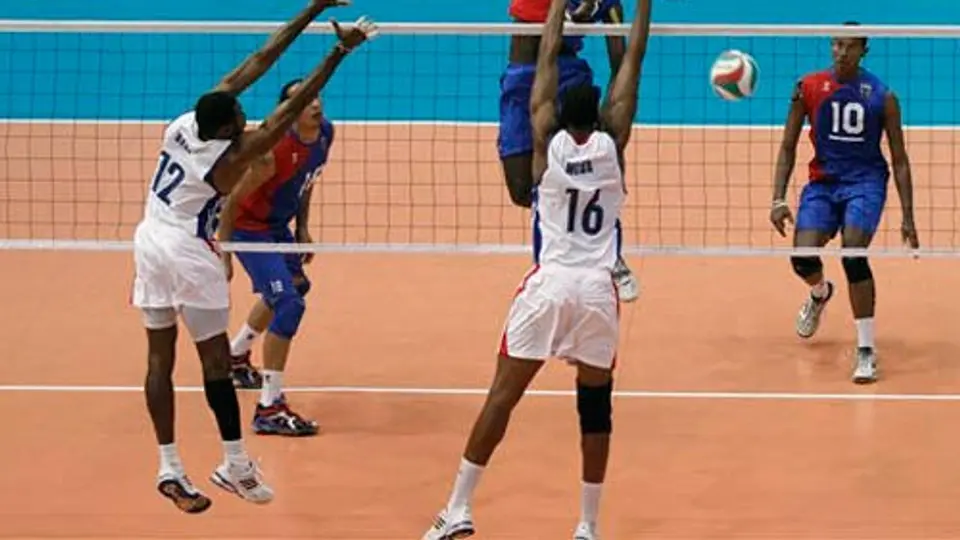 Cuba arrasa con Venezuela en voleibol masculino